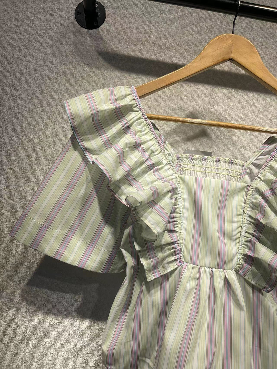Damebluse med voluminøse flæser og elegant stribet design Stilla