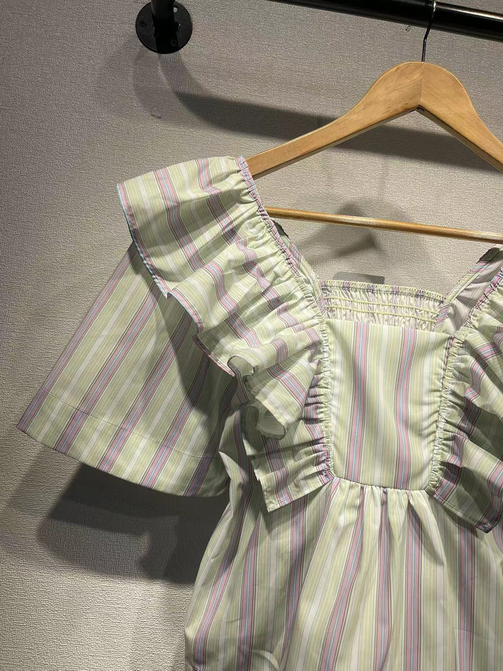 Damebluse med voluminøse flæser og elegant stribet design Stilla