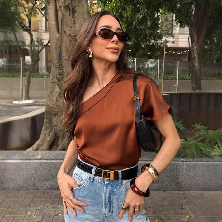 Dame satin bluse med asymmetrisk udskæring og elegant design Stilla