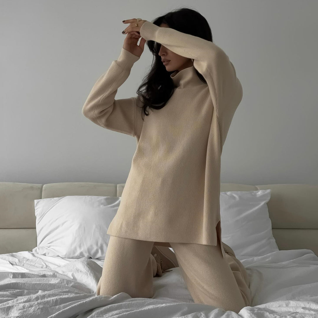 Kvinders komfortable loungewear sæt med høj krave og sideslidser Skovae