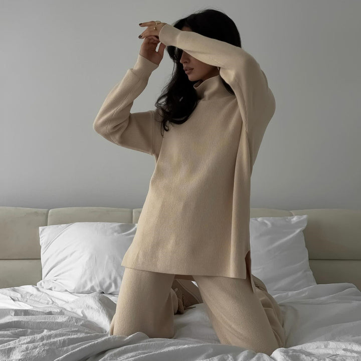 Kvinders komfortable loungewear sæt med høj krave og sideslidser Skovae