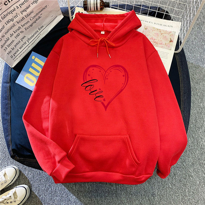 Kvinders hoodie med kreativ hjerteprint og blød indvendig foring Skovae