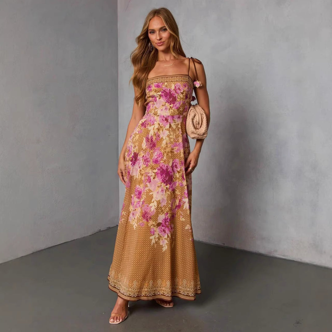 Dame maxi kjole i romantisk boheme stil med blomsteraccent og justerbare stropper