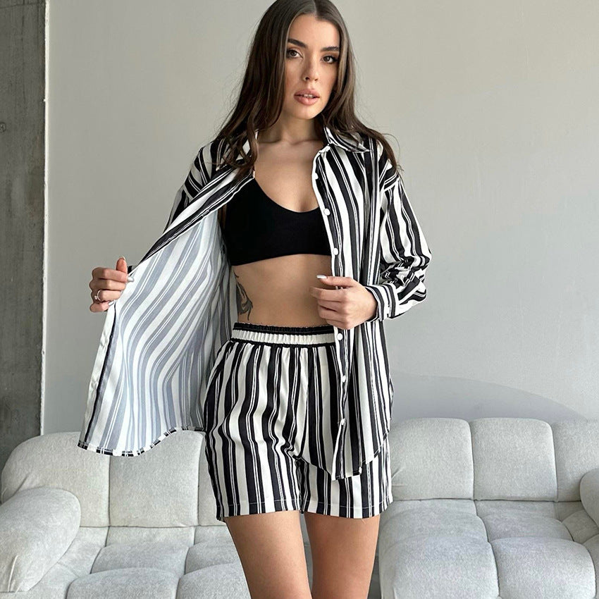 Dame stribet fritids-loungewear-sæt med løs pasform og knaplukning Stilla