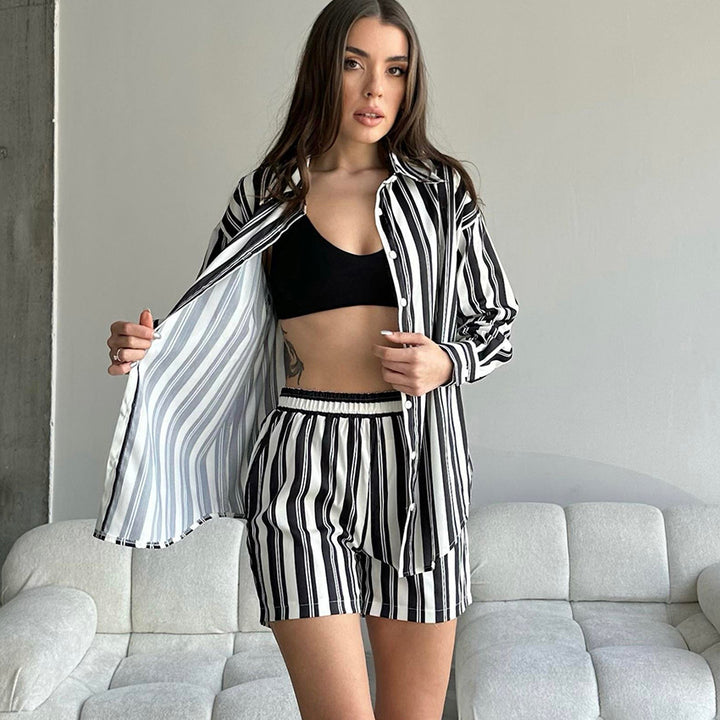 Dame stribet fritids-loungewear-sæt med løs pasform og knaplukning Stilla