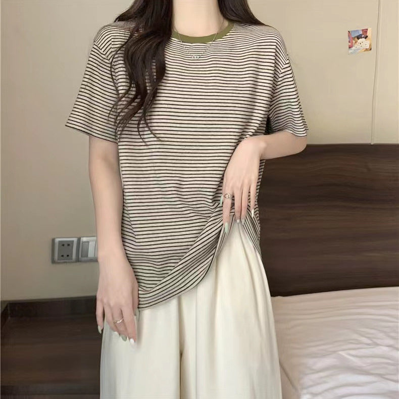 Femme Relaxed Fit Stribet T-Shirt med Kontrast Udsnit Stilla