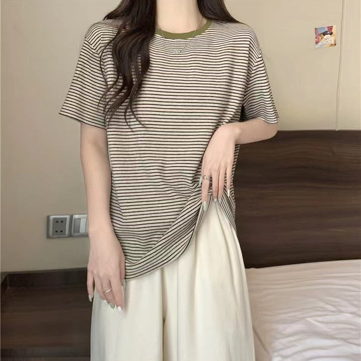 Femme Relaxed Fit Stribet T-Shirt med Kontrast Udsnit Stilla