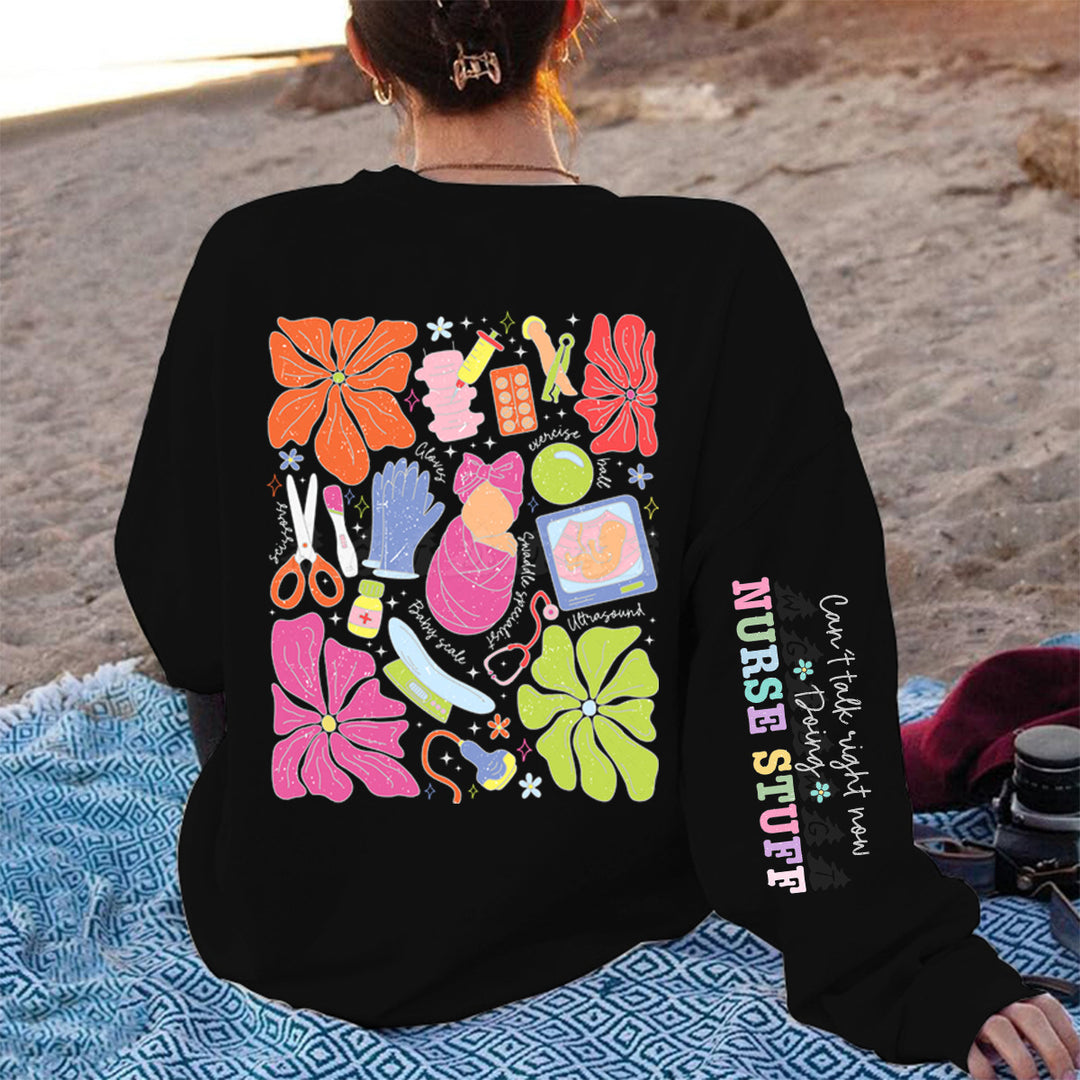 Kvinders hoodie med farverigt grafisk design og originalt plejemotiv Stilla