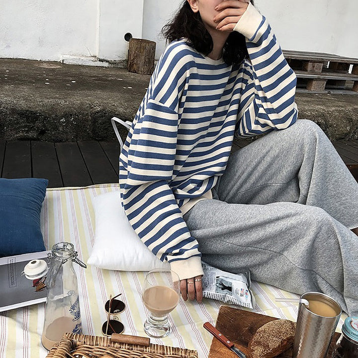 Kvinders stribede sweatshirt med en løs pasform og afslappede ærmer