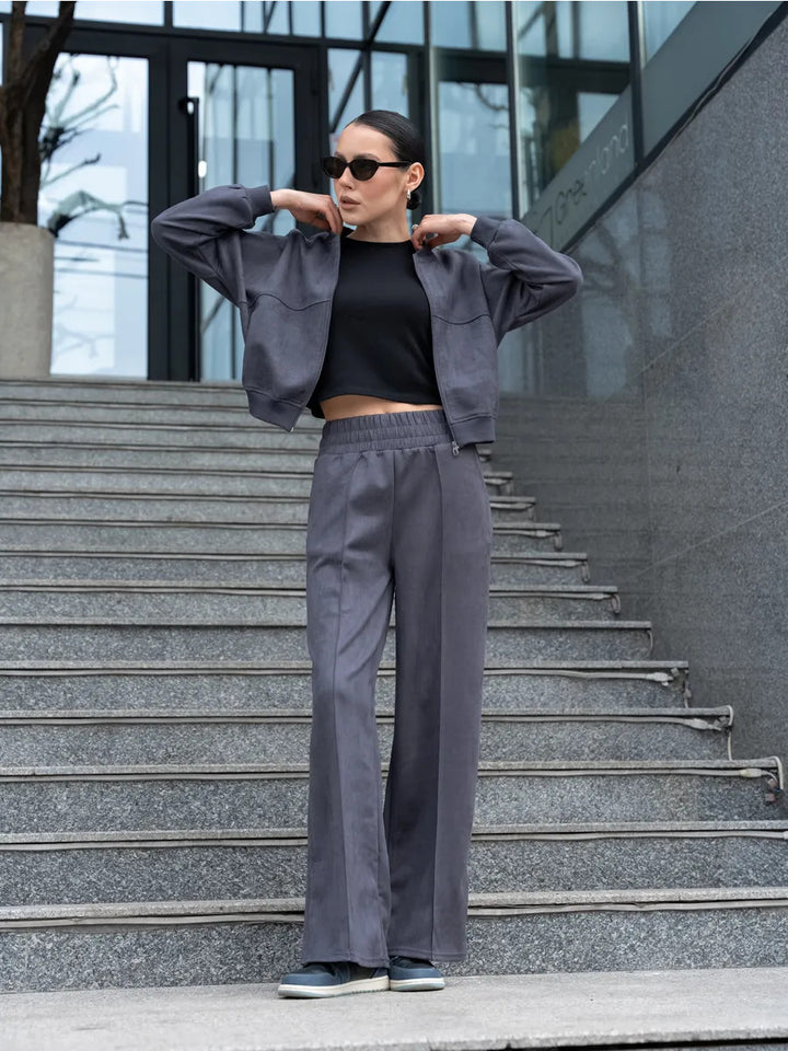 Kvindernes stilfulde fritidssæt med cropped top og løs pasform