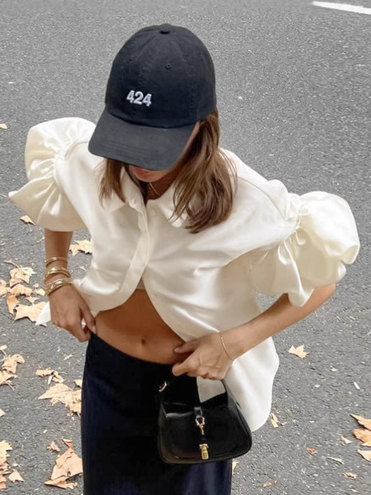 Damebluse med voluminøse puffærmer og elegant krave Stilla