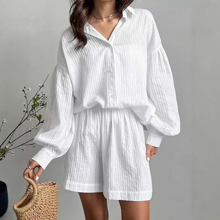 Dame sommer sæt i afslappet stil bestående af stribet bluse og shorts i løs pasform Stilla
