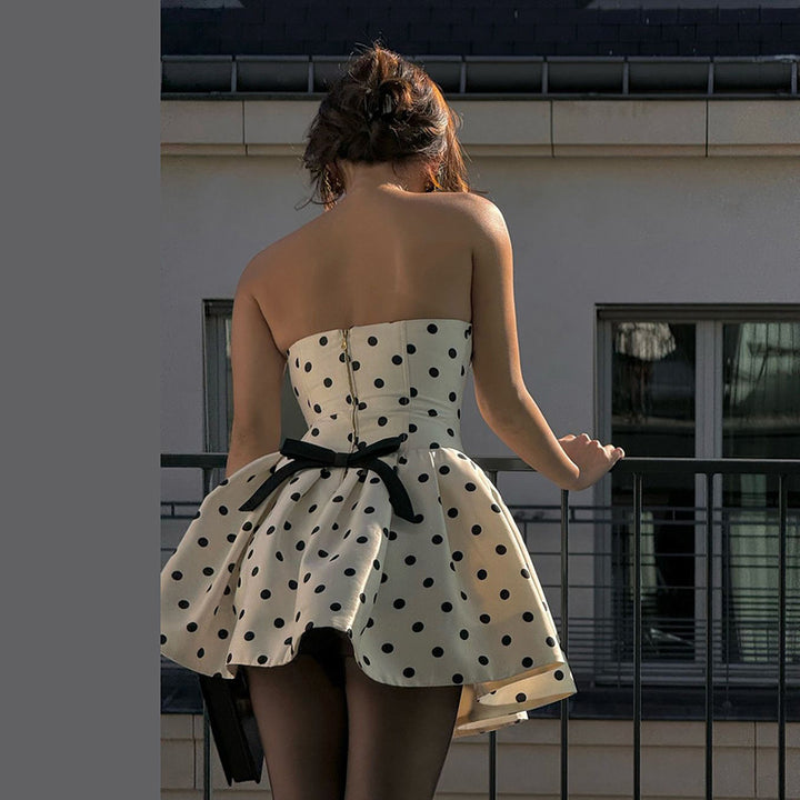 Dame A-linje kjole med bøjlesløs silhuet og stilfuldt polka-dot mønster Stilla