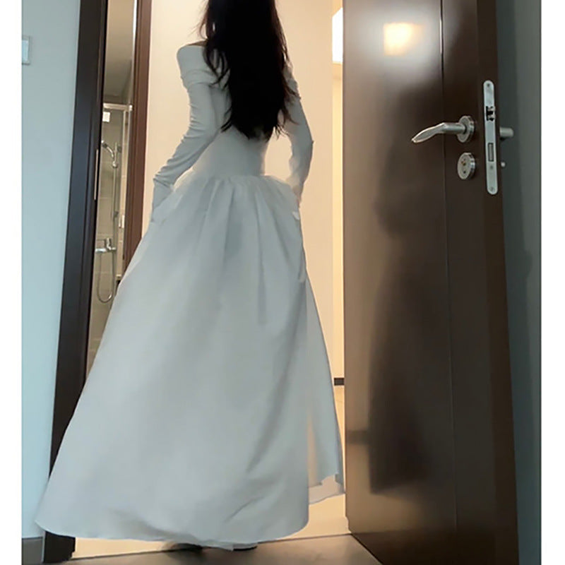 Kvindernes elegante off-shoulder maxikjole med moderne stropdetaljer Skovae
