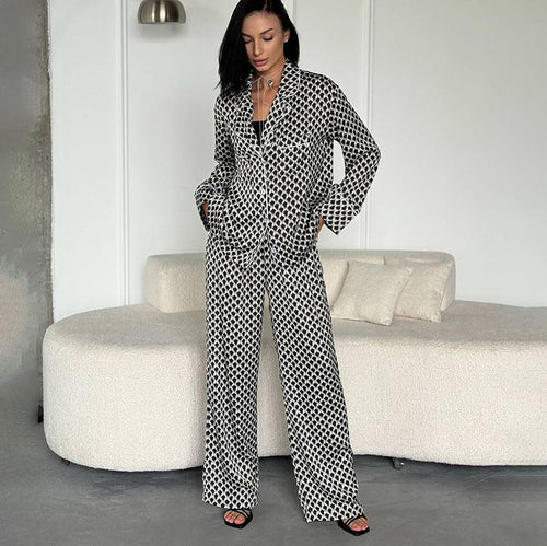 Dame elegant pyjamasæt med moderne geometrisk mønster og komfortable detaljer Stilla