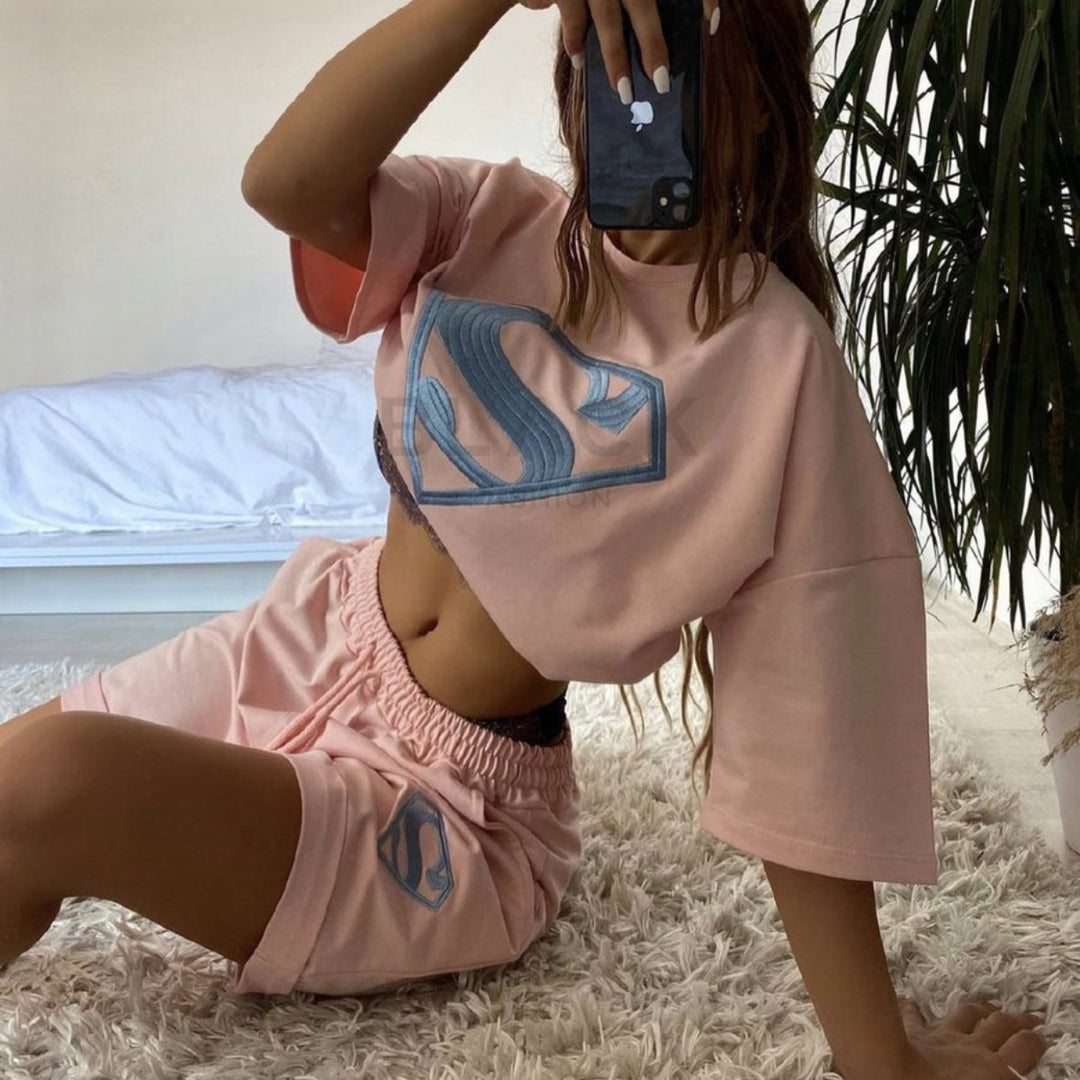 Kvinders sporty kortærmet skjorte og shorts sæt med eksklusivt logo design Skovae