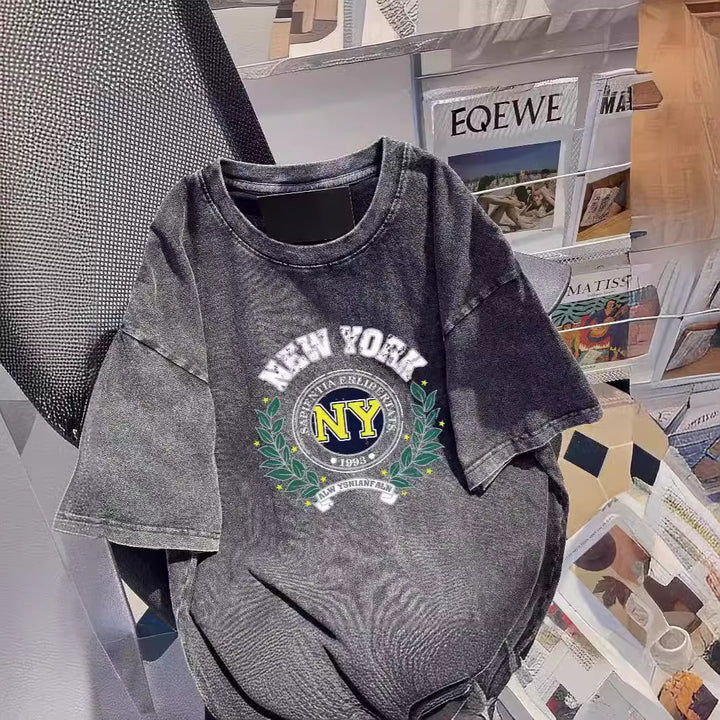 Dame T-shirt med urban New York grafikdesign og afslappet snit Stilla