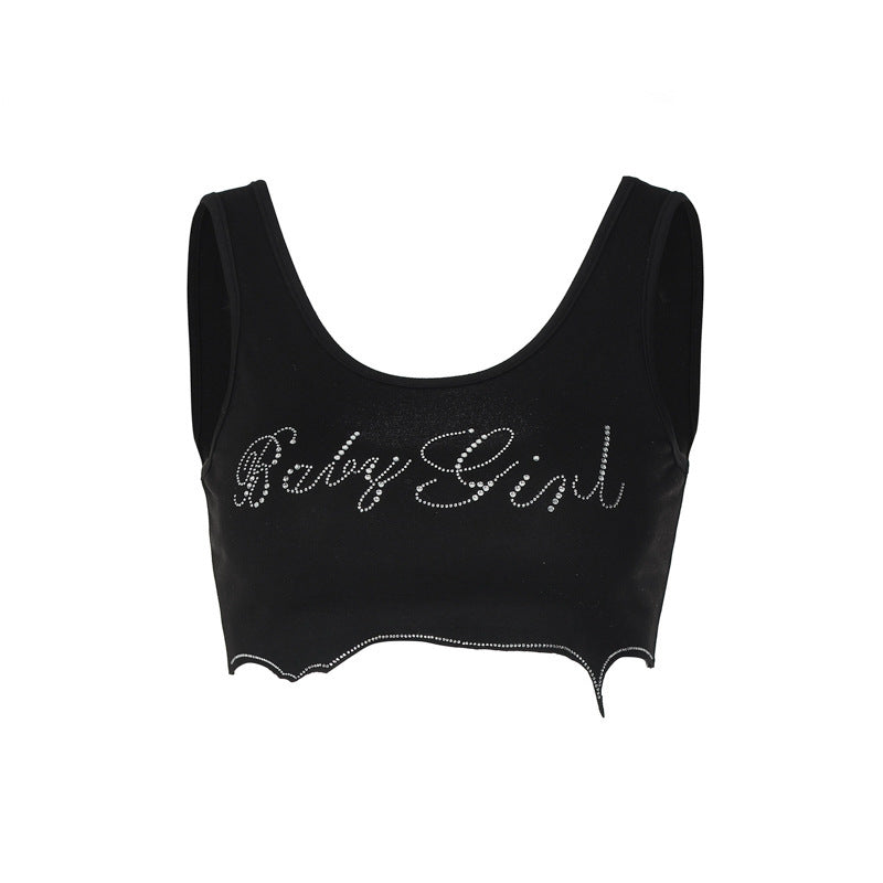 Dame Crop-Top med glitrende skrift og trendy snit Skovae
