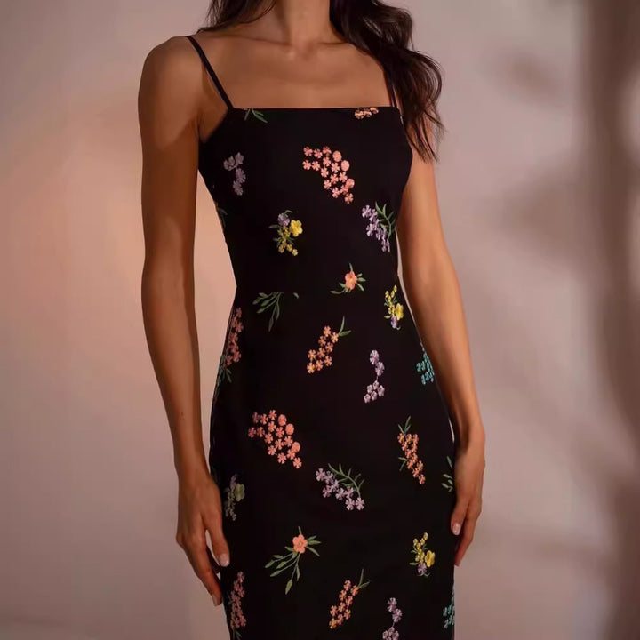 Damer maxikjole med floral håndbroderi og delikat stropdesignet Skovae