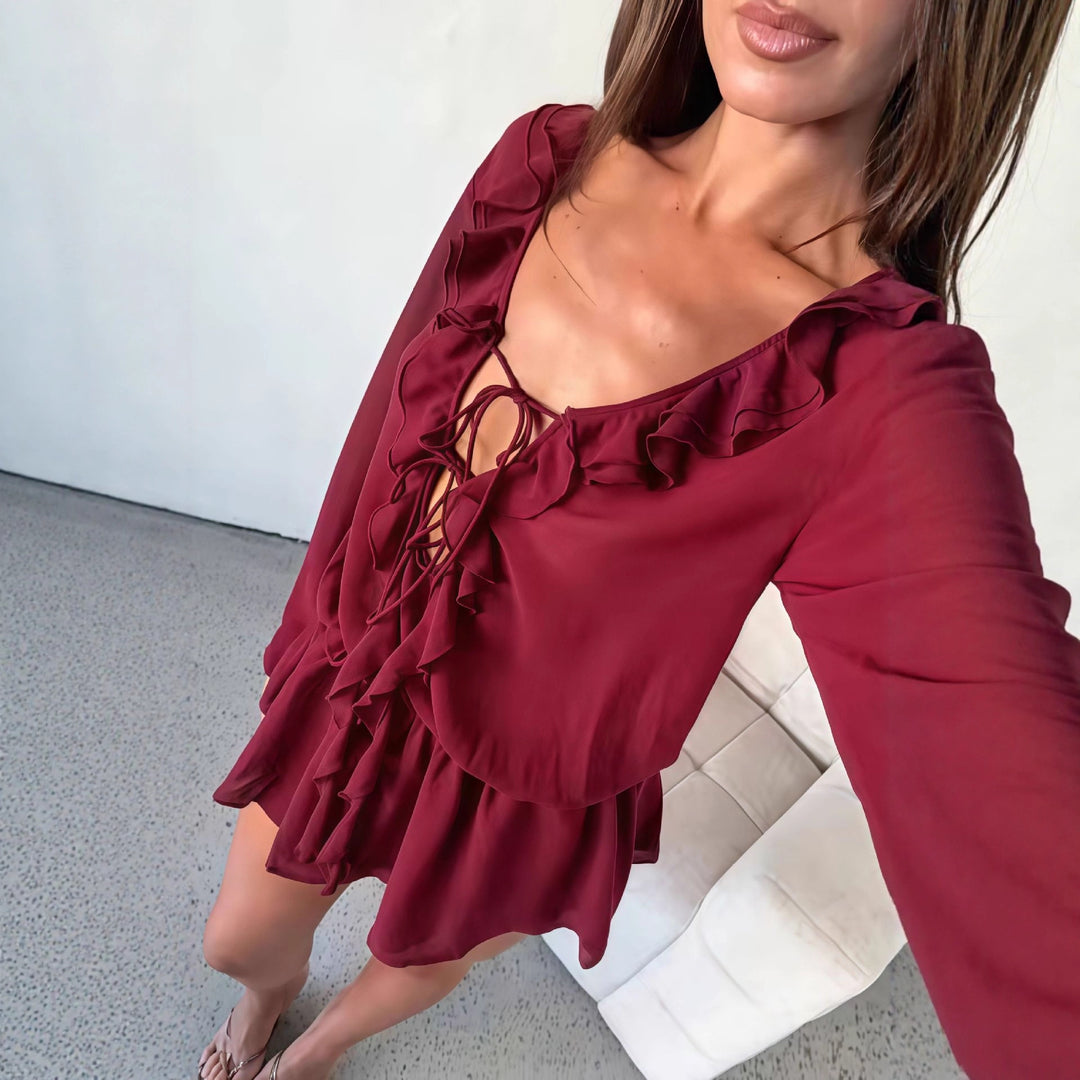 Kvinders chiffonbluse med elegant flæse dekoration og dyb V-hals