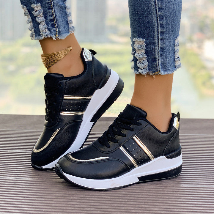 Dame nan City-Sneaker med dæmpet kilehæl, polstret komfortfodbed og elegante metallic-detaljer Skovae