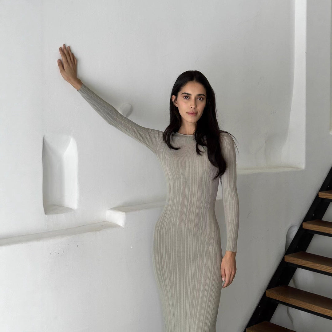 Kvindernes elegante ribstrikkede maxikjole med lange ærmer og tætsiddende snit Stilla