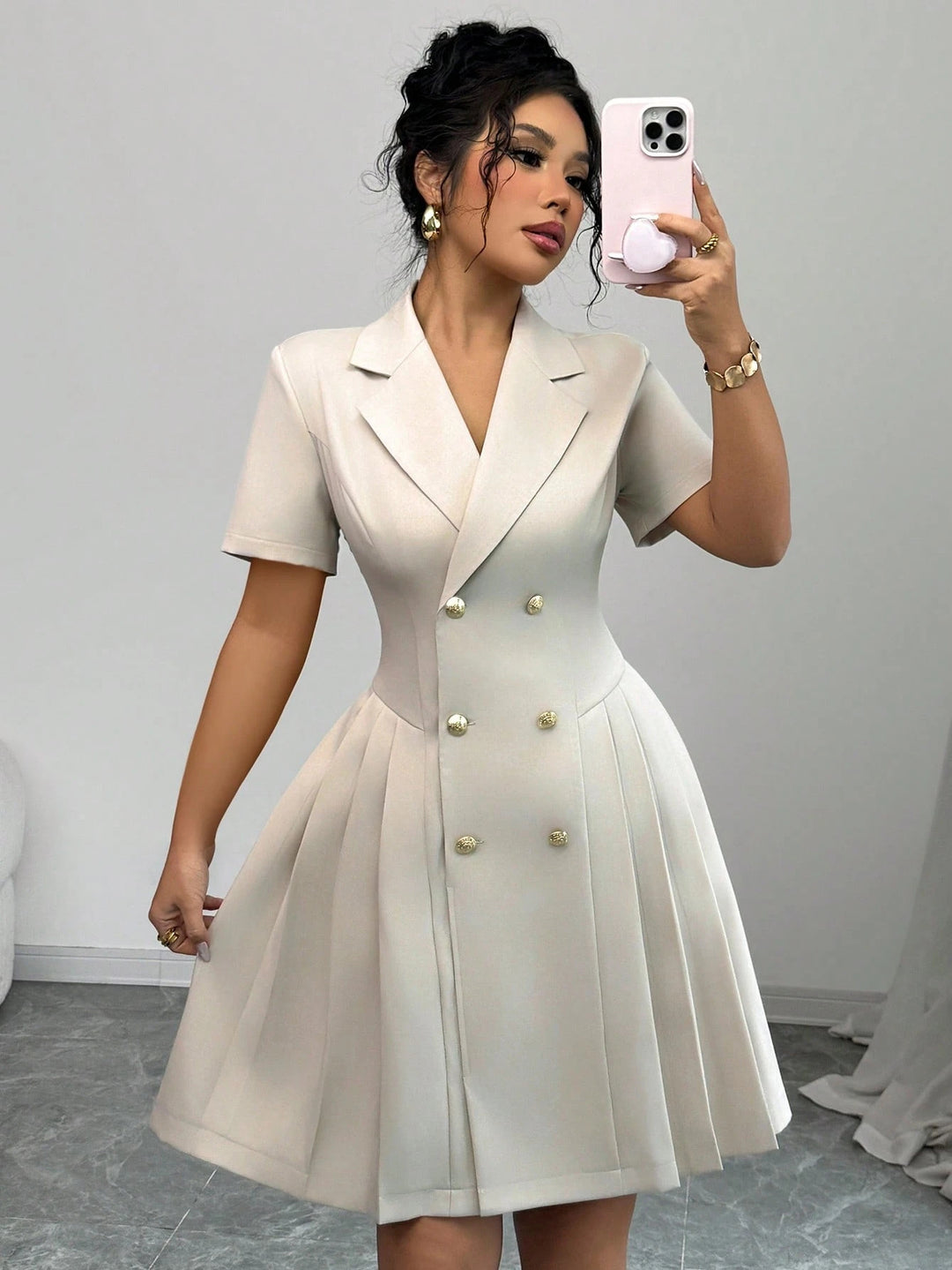 Dame klassisk knapkjole med figursyet snit og plisseret skirt Stilla