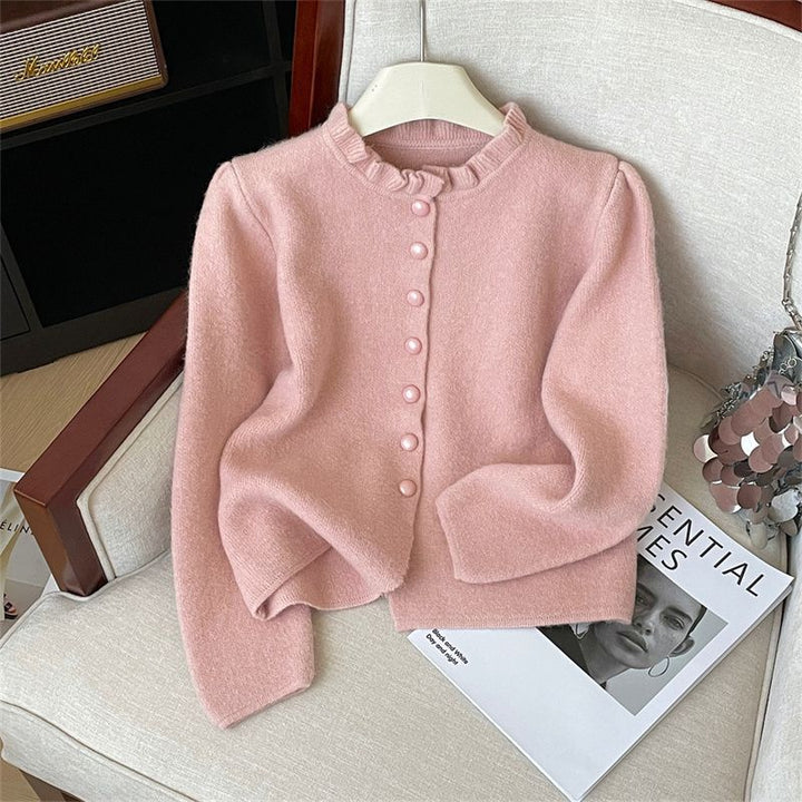 Damer elegant cardigan med feminine flæser og perleknapper Stilla