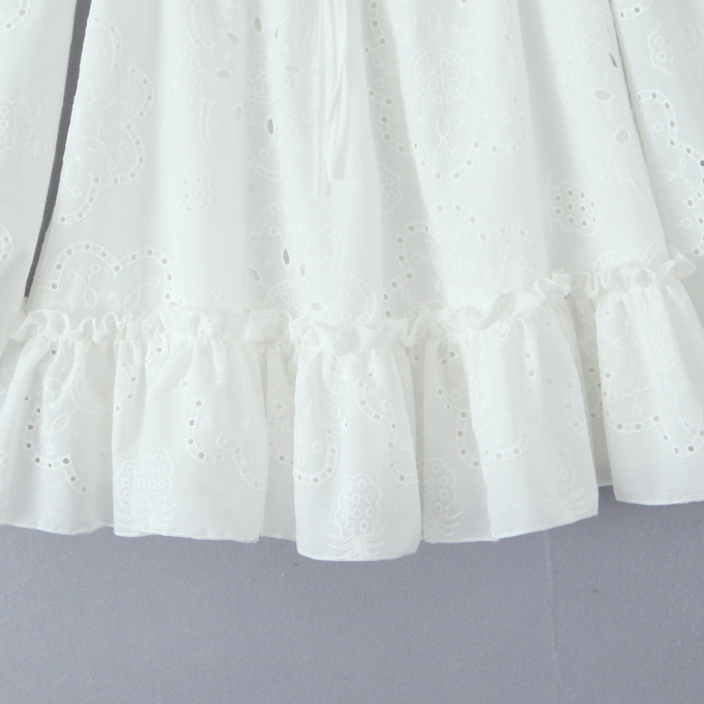 Dame Off-Shoulder Minikjole med voluminøse ærmer og blomsterformet hulmønster Stilla