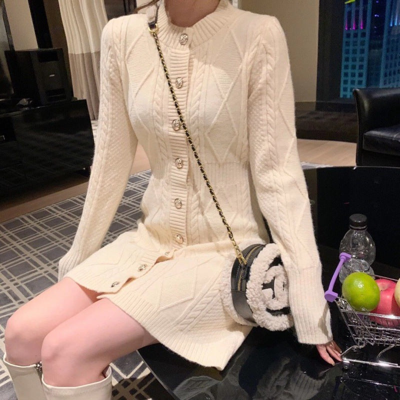 Kvinders strikket kjole med kabelmønster og elegant knaplukning Stilla