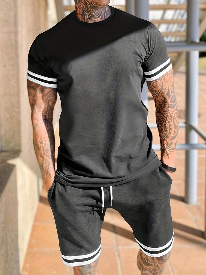 Herren nan sporty lounge set lavet af høj kvalitet bomuldsblanding med tætsiddende kortærmet t-shirt og snore-shorts med kontrasterende manchetter Skovae