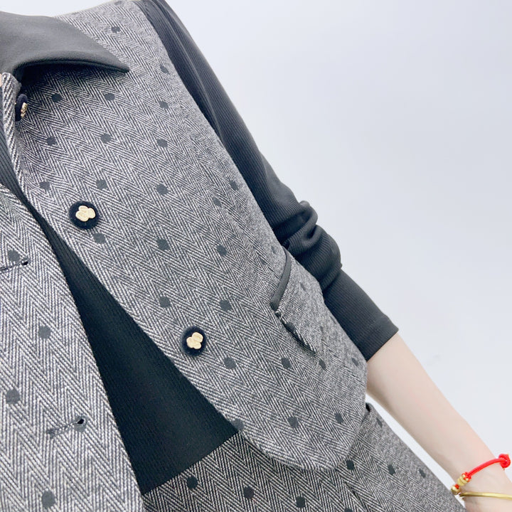 Dame Blazer-nederdel kombination af struktureret stof med dekorative knapper og moderne design Stilla