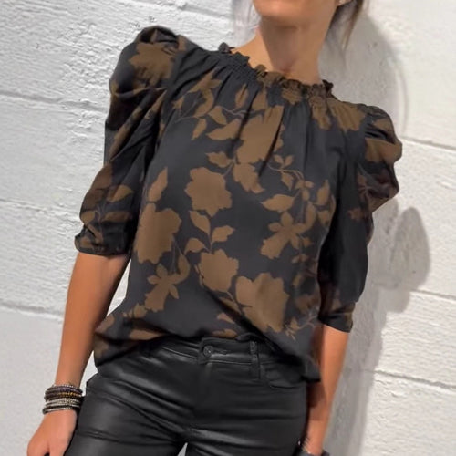 Dame med vidde skudbluse med smockede ruffleskrave og ellebåndlange puffærmer Skovae