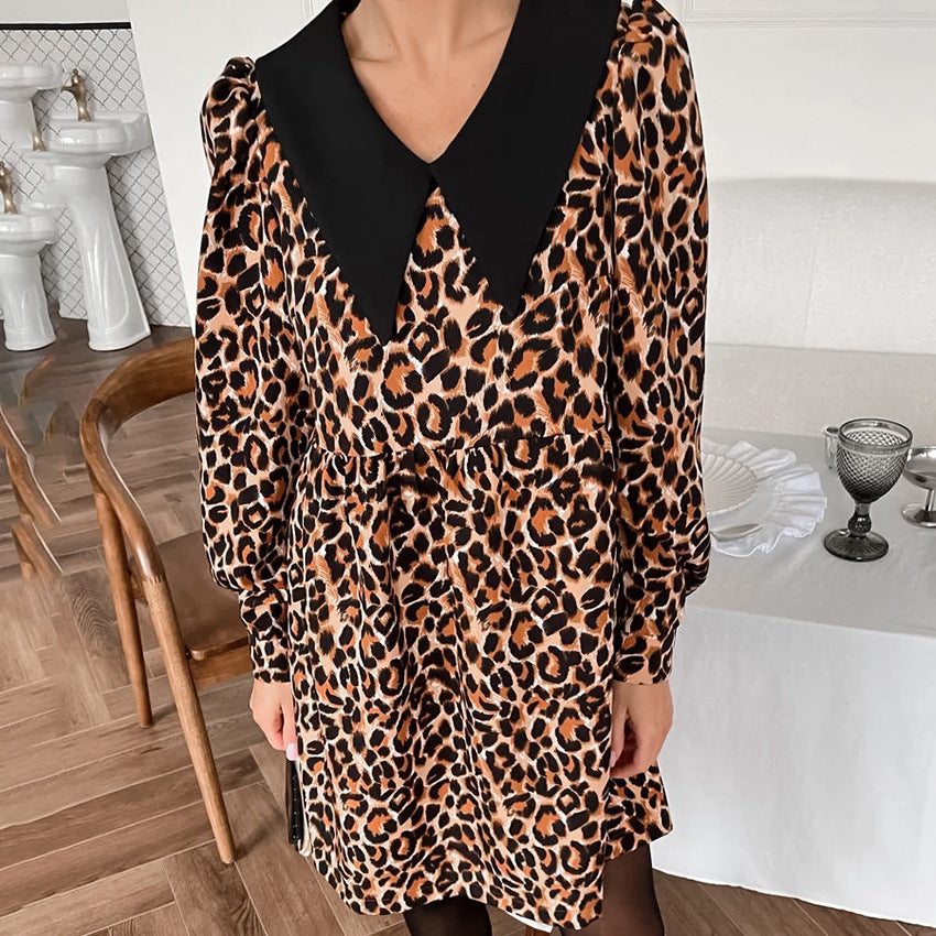 Damekjole med leopardmønster og elegant krave Stilla