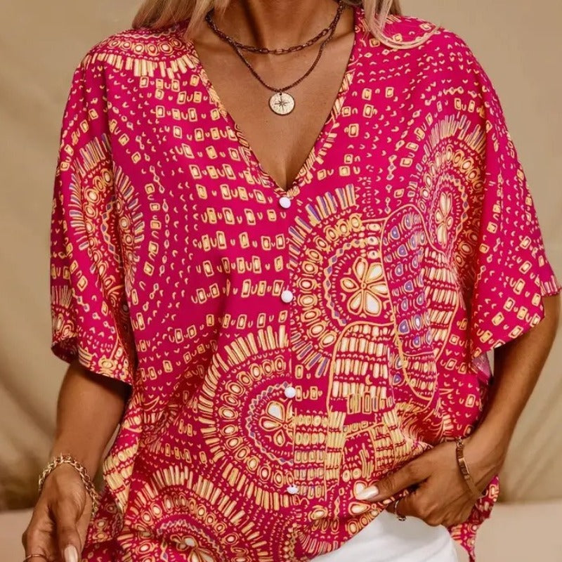 Dame strandbluse i afslappet boho-stil med farverige mønstre og voluminøse ærmer Skovae