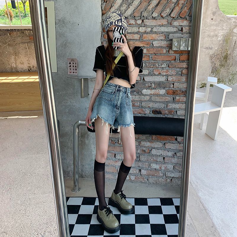 Dame denim shorts medrevet kanter og unikt broderi detalje Skovae