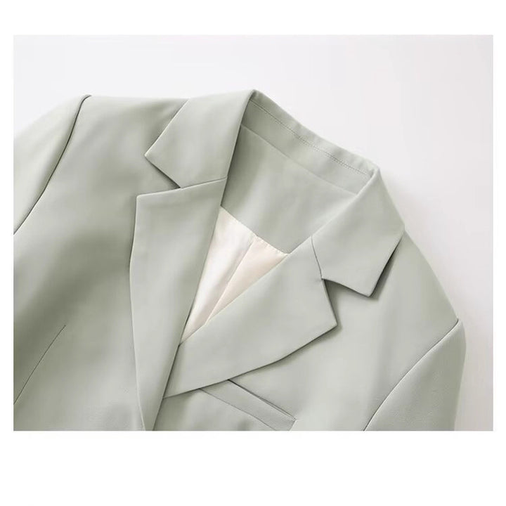 Kvinders fashionable blazerjakke med elegant knaplukning og to praktiske lommer Stilla