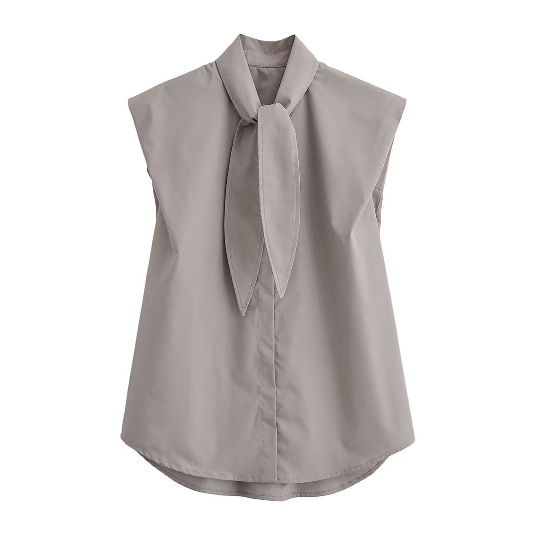 Damebluse med innovativ stående krave og elegant sløjfeapplikation Skovae