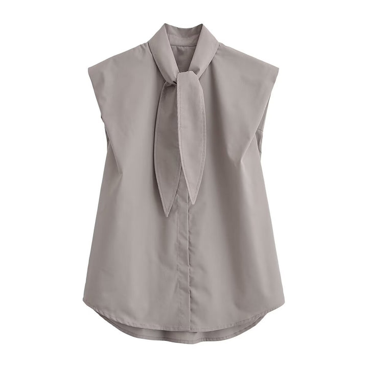 Damebluse med innovativ stående krave og elegant sløjfeapplikation Skovae
