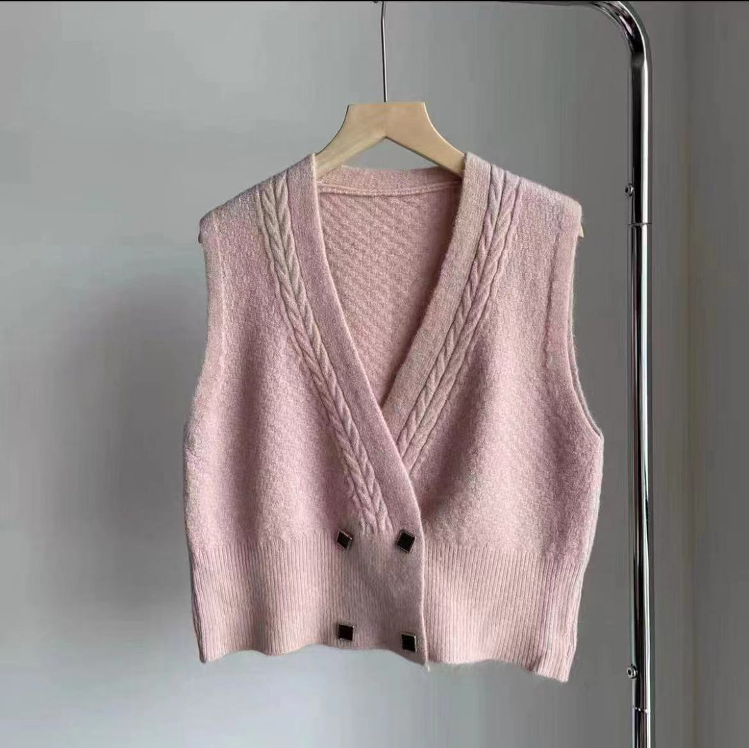 Dame strikket vest med moderne kabelmønster og elegante knapdetaljer Stilla