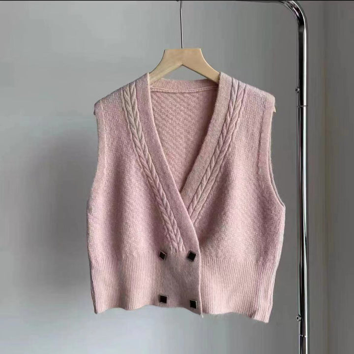 Dame strikket vest med moderne kabelmønster og elegante knapdetaljer Stilla