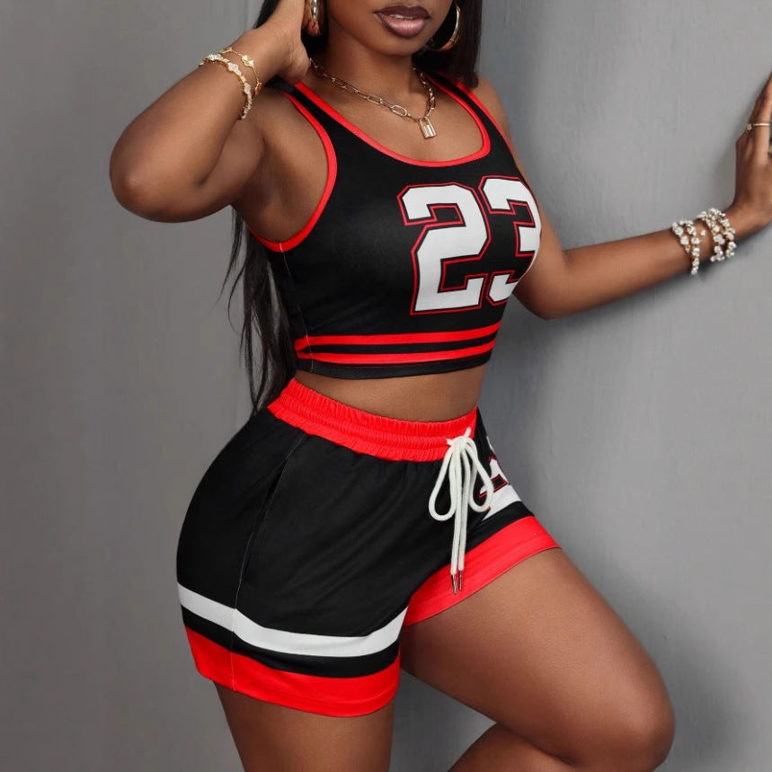 Dame sporty fritidsoutfit med crop top og shorts Skovae