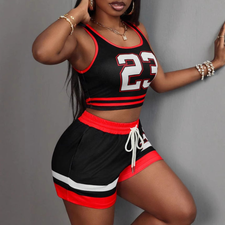 Dame sporty fritidsoutfit med crop top og shorts Skovae