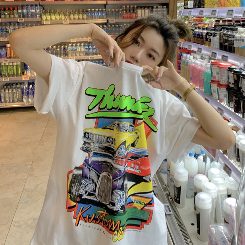Dame Grafik T-shirt med kreativt automotivdesign og trendy snit Stilla