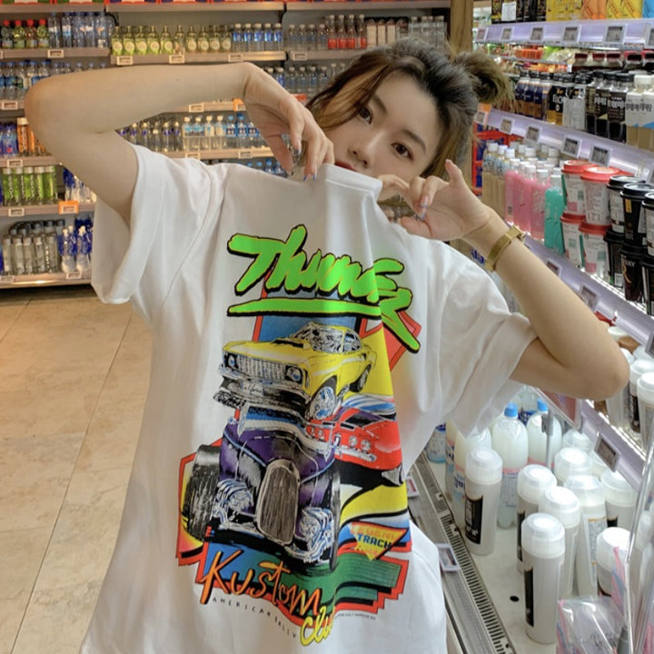 Dame Grafik T-shirt med kreativt automotivdesign og trendy snit Stilla