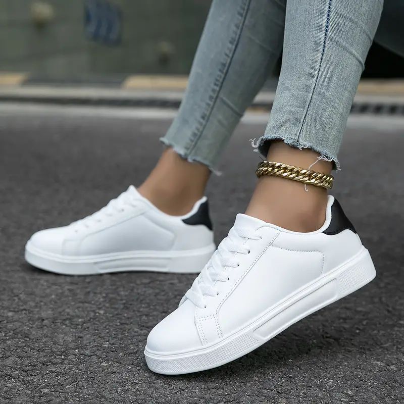 Dame nan minimalistiske sneakers i vegansk læderlook med polstret komfortsål Skovae