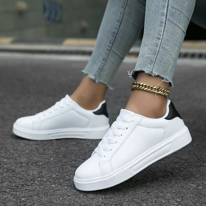 Dame nan minimalistiske sneakers i vegansk læderlook med polstret komfortsål Skovae