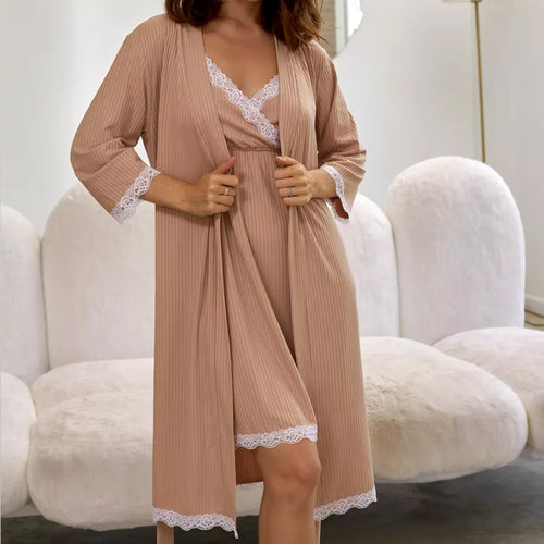 Dame natkjole med afslappet kimono og spids Stilla