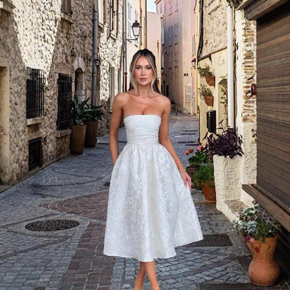 Damer cocktailkjole med elegant bustier top og flagrende nederdel