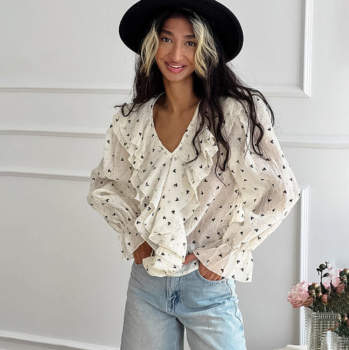 Damebluse med voluminøse flæser og romantisk V-udskæring Stilla